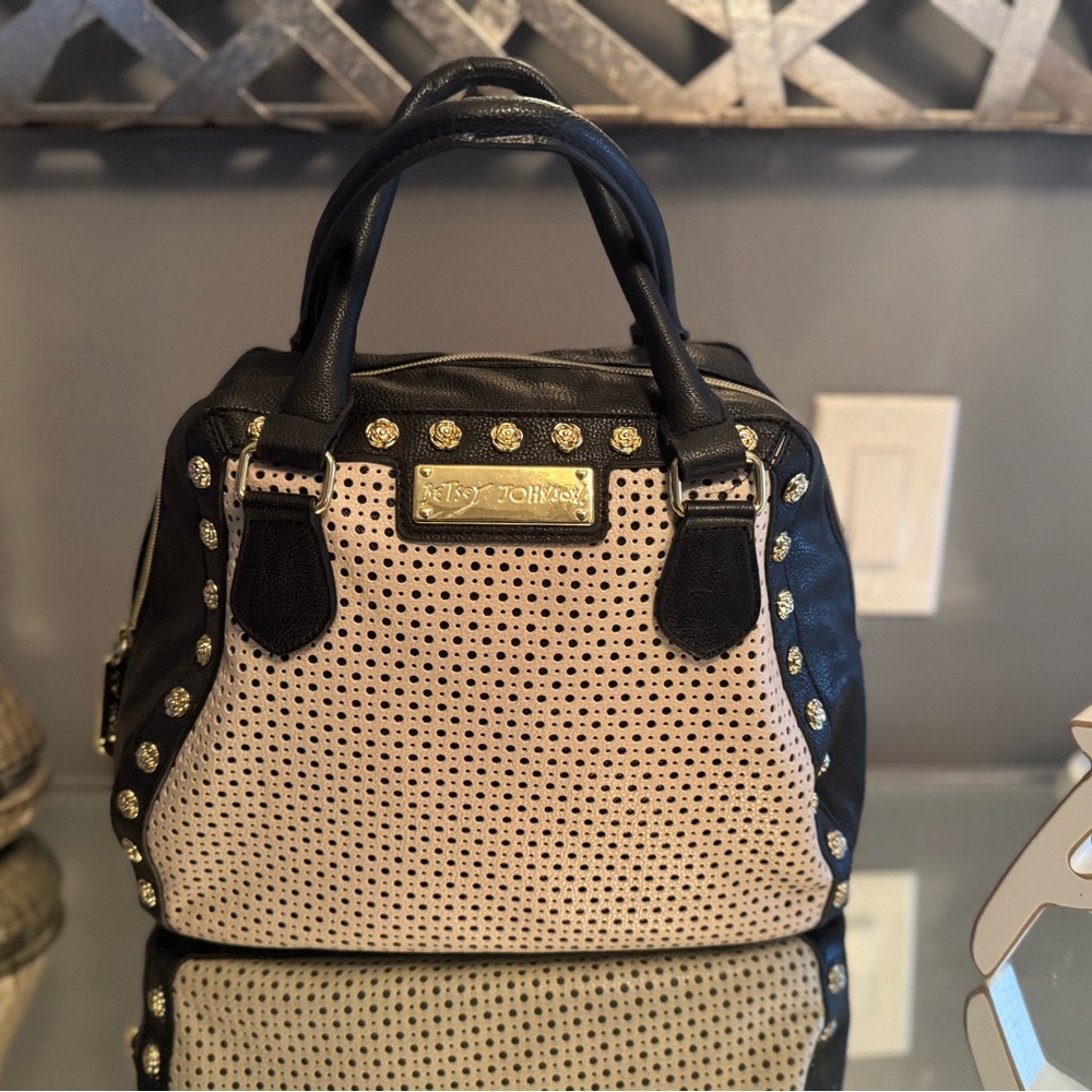 Betsy Johnson purse- cute for casual or dressy occasions
Excellent condition - Picture 2 of 9